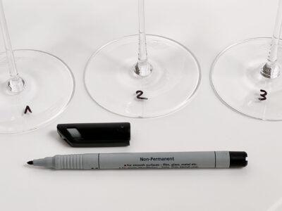 Non-Permanent Stift und nummerierte Weingläser.