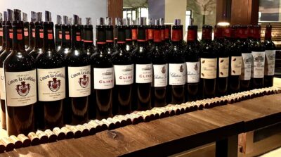 Reihe von Bordeaux Weinen