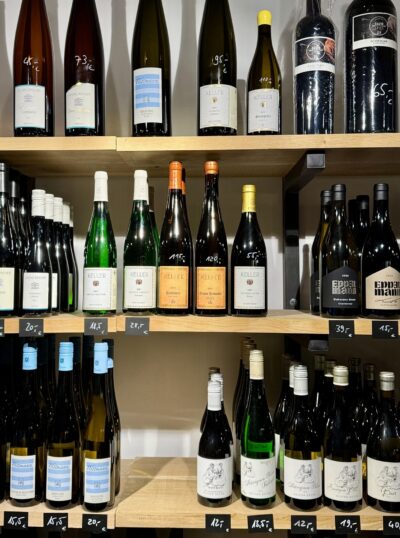 Weinregal bei Rot Weiss Rose